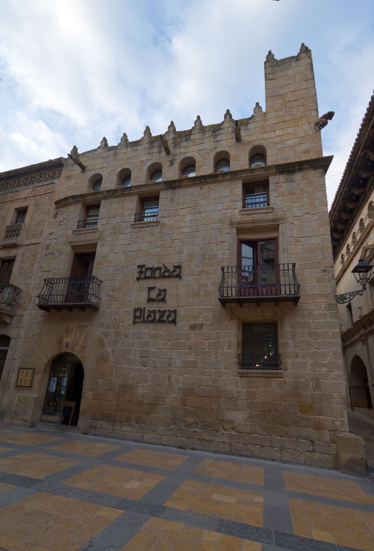 Fonda-la-plaza.jpg