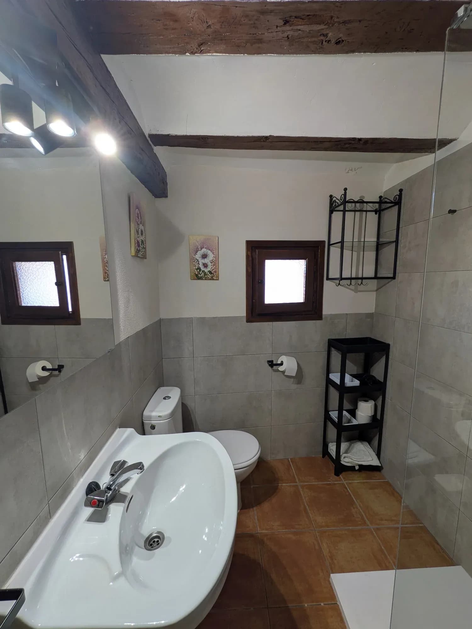 Baño de la primera planta de Casa Comet en Valderrobres