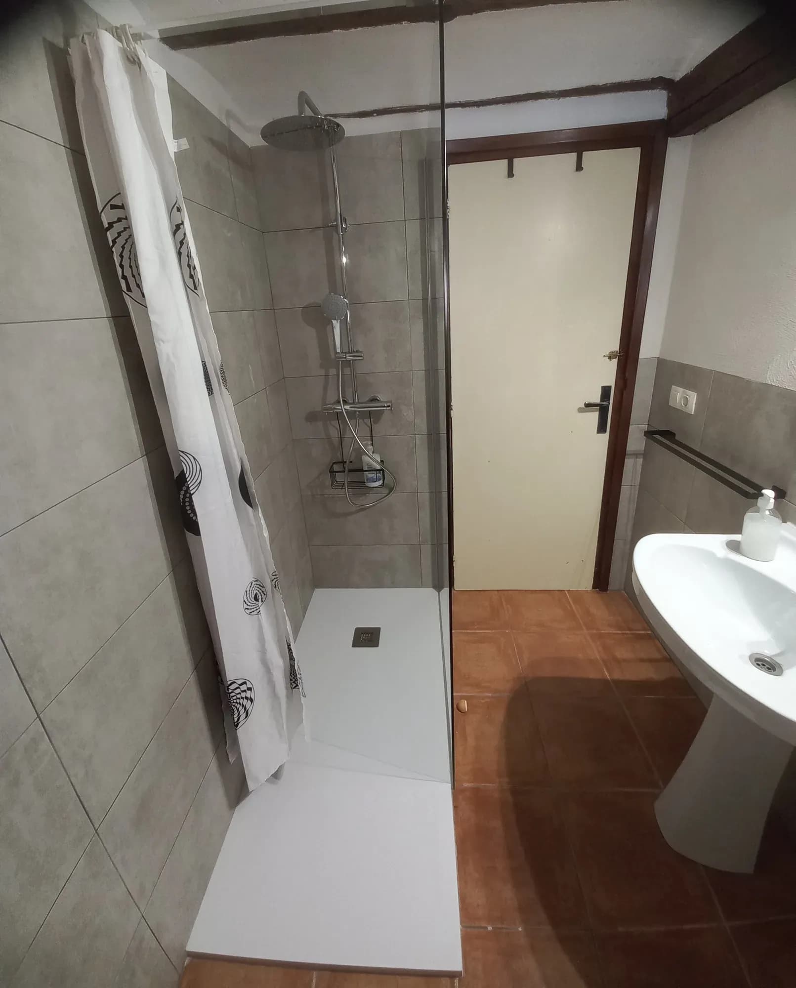 Baño con ducha en la primera planta de Casa Comet en Valderrobres