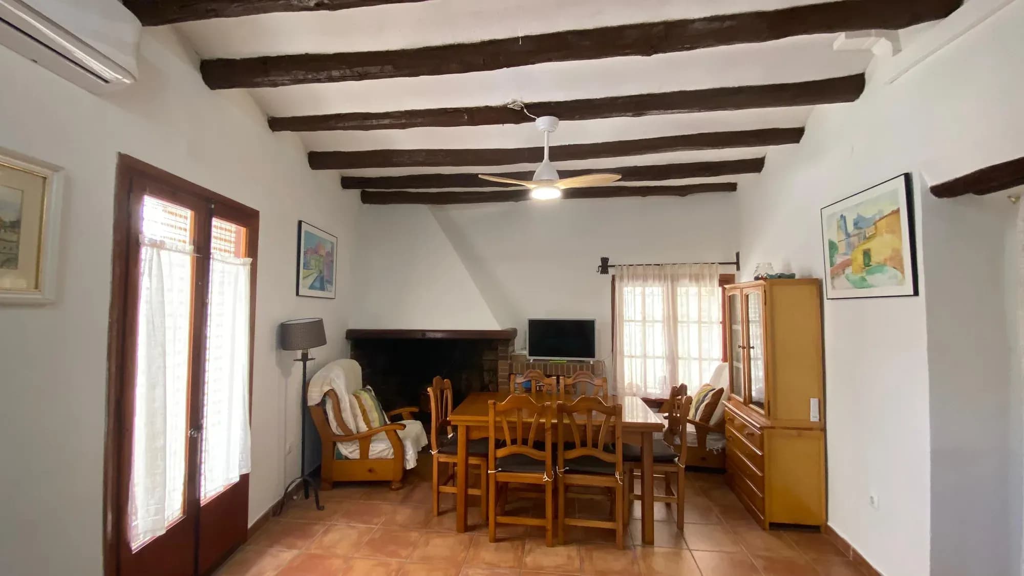 Comedor con balcón de Casa Comet en Valderrobres