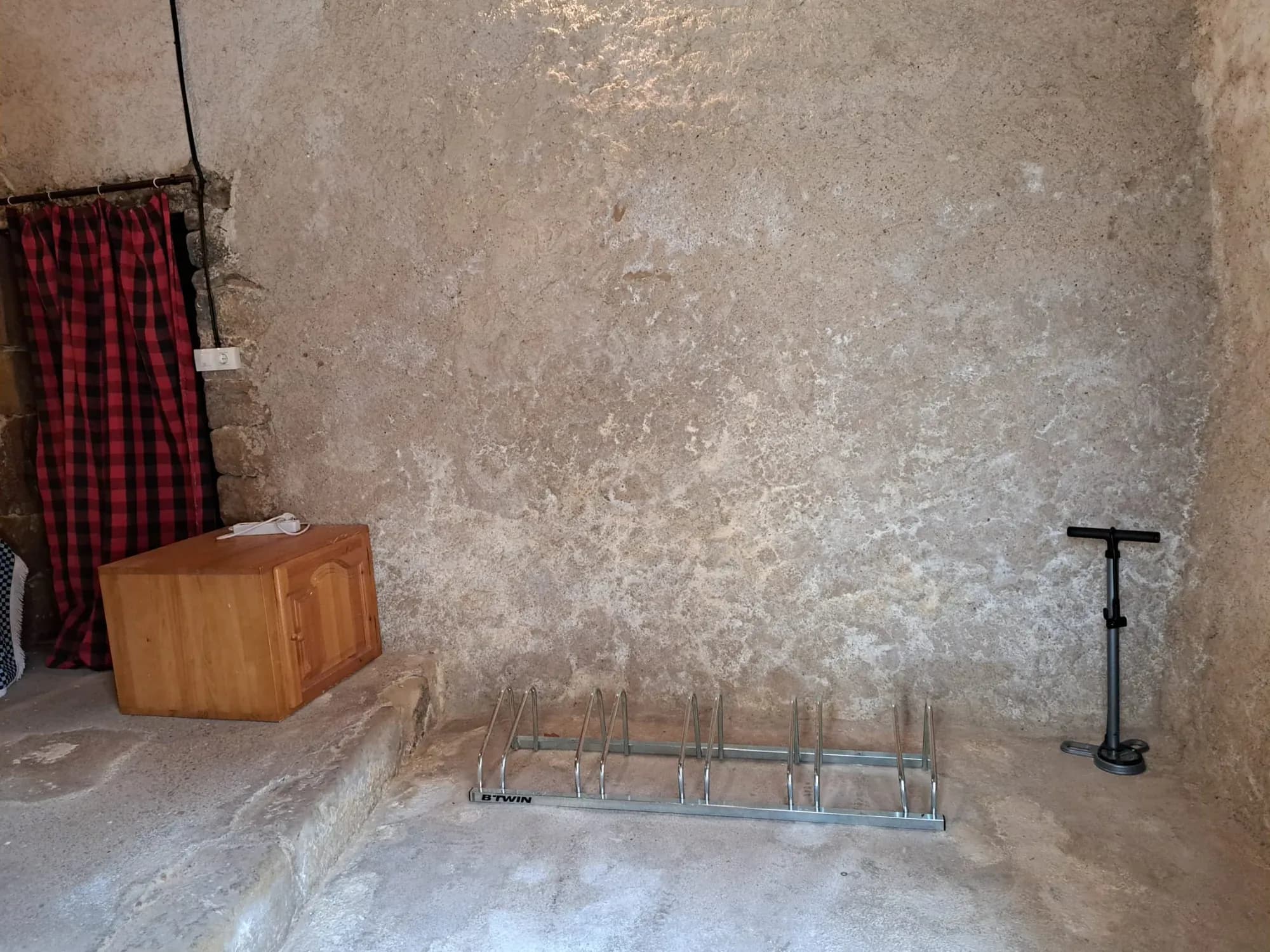 Espacio para guardar y cargar bicicletas en Casa Comet en Valderrobres