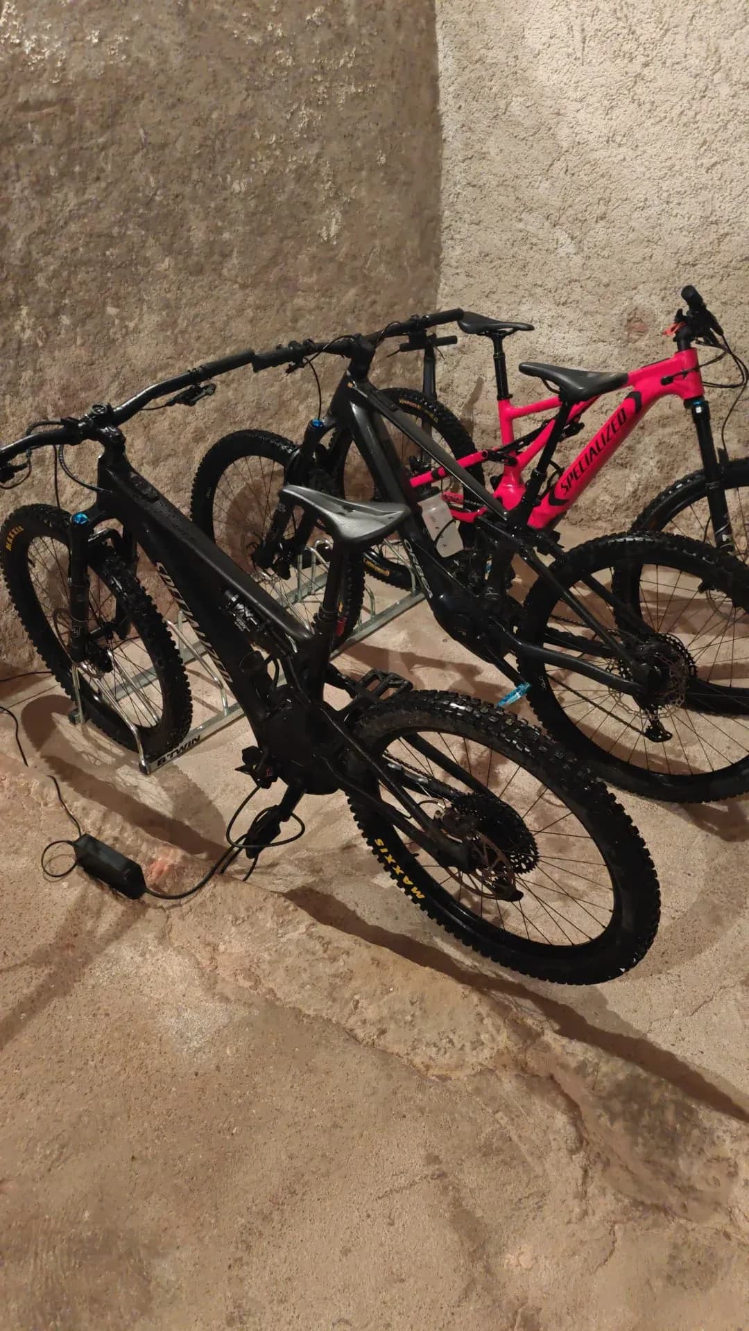 Espacio para guardar y cargar bicicletas en Casa Comet en Valderrobres