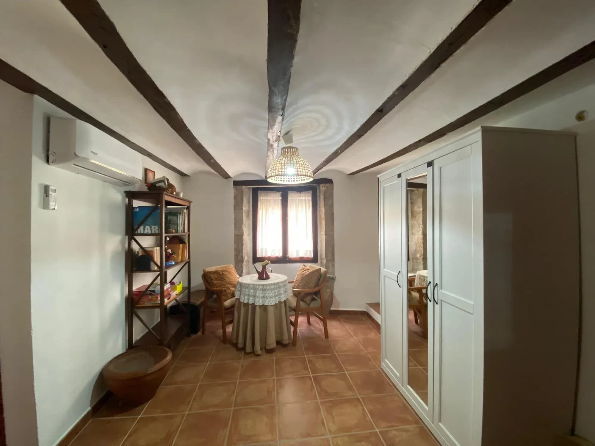 Sala de estar de la primera planta de Casa Comet en Valderrobres
